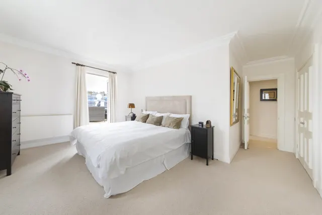 Photo 3 — Oak Lodge, Kensington Green, W8 5UL