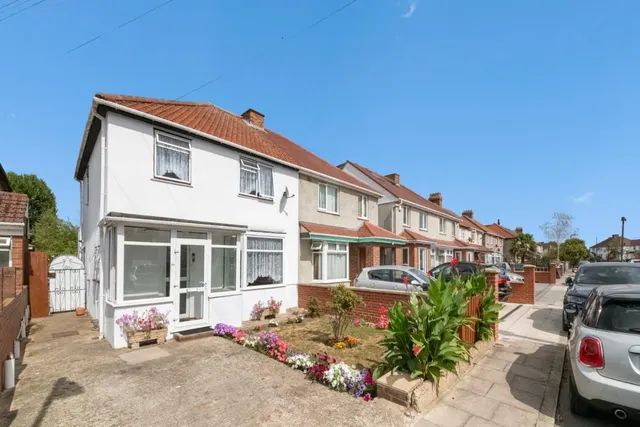 Shelley Crescent, Southall, UB1, photo 1