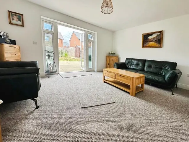 Nuthatch Drive, Finchwood Park, RG40, photo 2