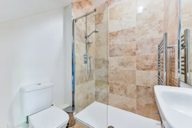 Photo 3 — 17 Fleetwood Apartments, 2 Northwold Road, London
