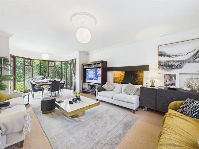 Thornhill Road, Ickenham, UB10, photo 3
