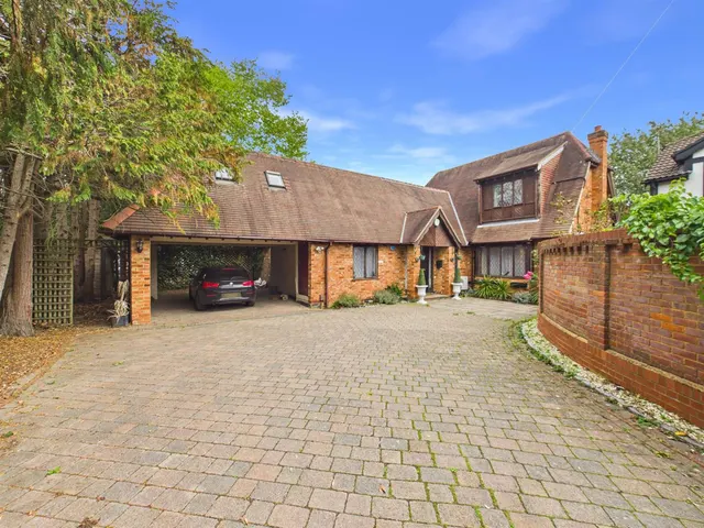 Thornhill Road, Ickenham, UB10, photo 1