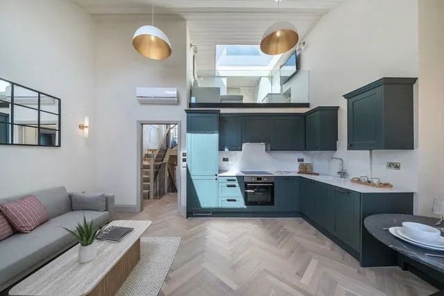 Lower Richmond Road, London, SW15, photo 1