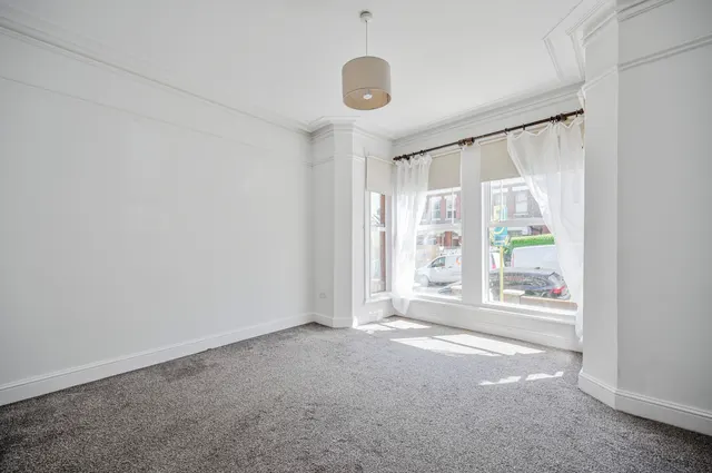 Photo 2 — 31a Glebe Road, London