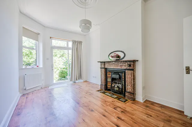 Photo 3 — 31a Glebe Road, London
