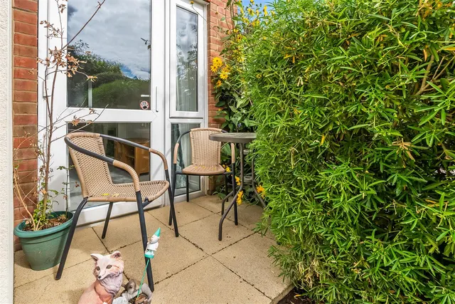 Kingston Avenue, Leatherhead, KT22, photo 2