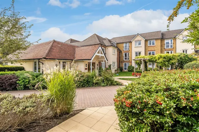 Kingston Avenue, Leatherhead, KT22, photo 1