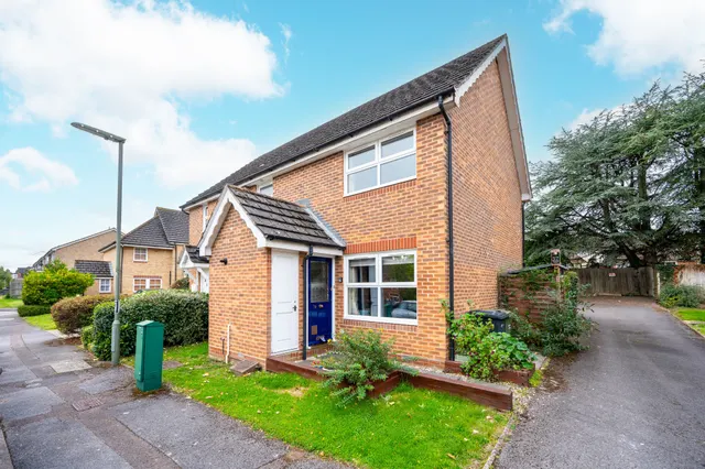 59 Badger Close, Guildford, photo 1