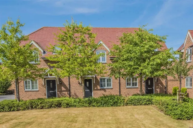 Holdenby Drive, Priors Hall Park, photo 1