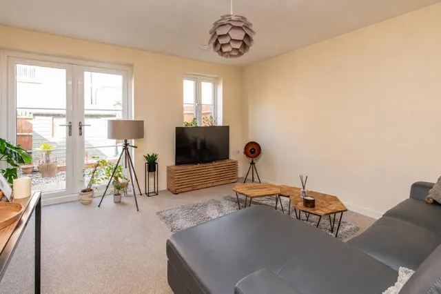 Holdenby Drive, Priors Hall Park, photo 3