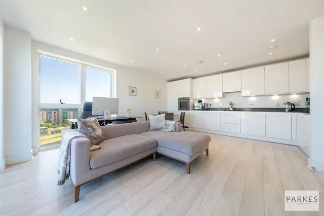 Lakeside Drive, Park Royal, NW10, photo 1