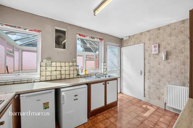Dalton Avenue, Mitcham, CR4, photo 2