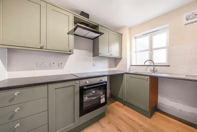 Redford Close, Feltham, TW13, photo 2