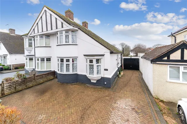 Waverley Avenue, Whitton, TW2 6DQ, photo 1