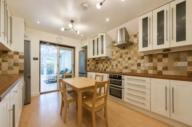 Photo 3 — 3 Aldershot Road, Guildford