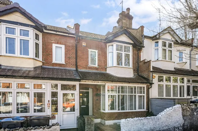 Foxley Gardens, Purley CR8 2DQ, photo 1