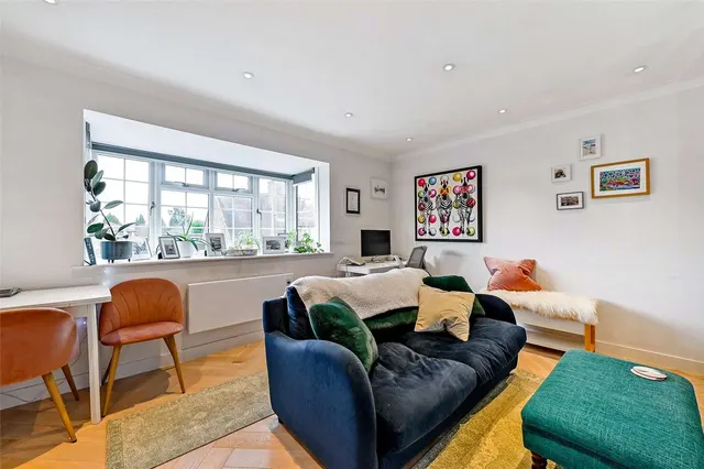 Photo 3 — Horseshoe Crescent, Beaconsfield, Buckinghamshire, HP9 1LJ