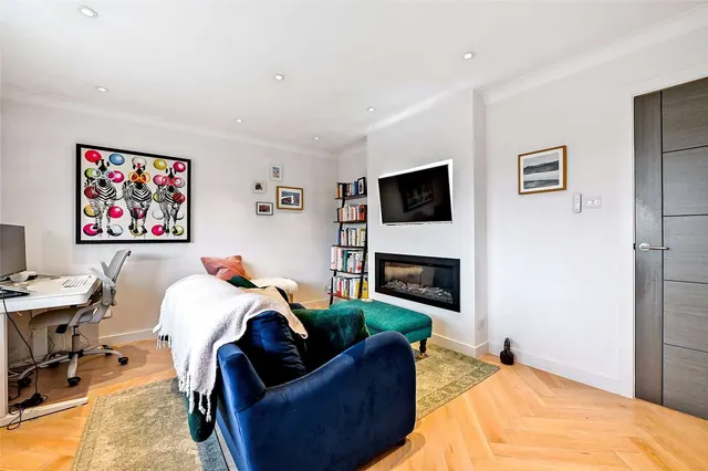 Photo 2 — Horseshoe Crescent, Beaconsfield, Buckinghamshire, HP9 1LJ