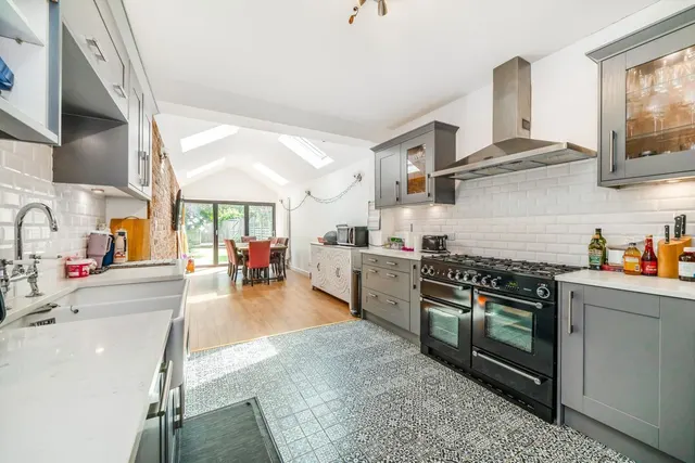 Cedar Avenue, TW2, photo 3