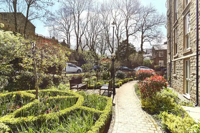 High Street, Uppermill, OL3, photo 2