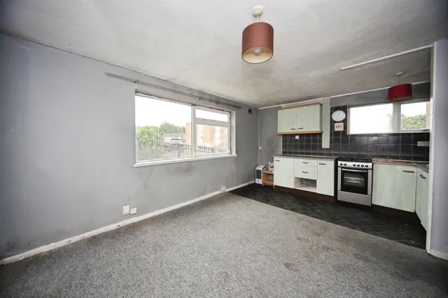 Photo 2 — Handcross Road, Luton