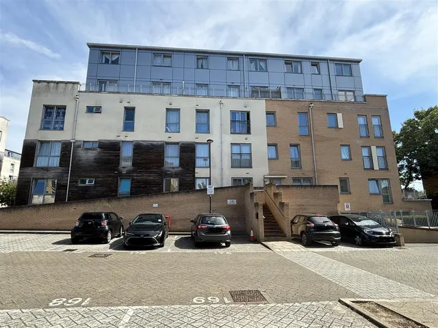 Cameron Crescent, Edgware, photo 1