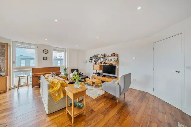 Baltic Avenue, Brentford, TW8, photo 2