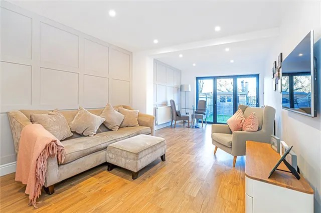 Photo 3 — Warren Road, Twickenham, TW2 7DL