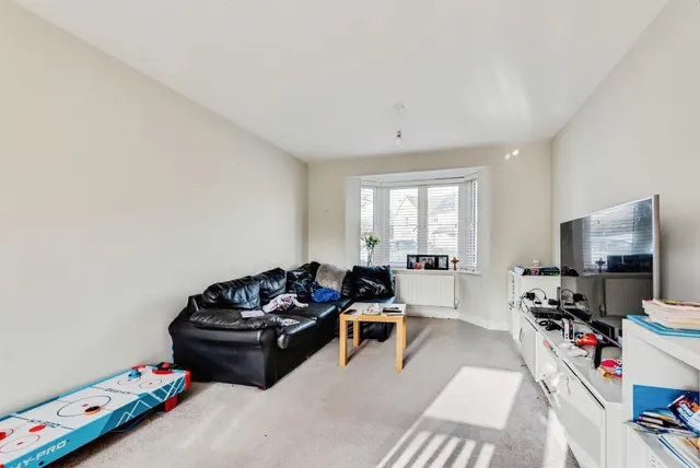 Photo 3 — Guild Close, Witney
