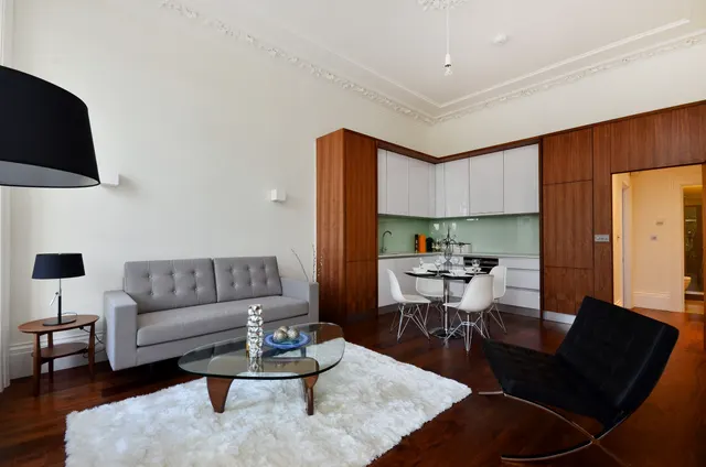 Photo 2 — Flat 3, 123 St Georges Square, London