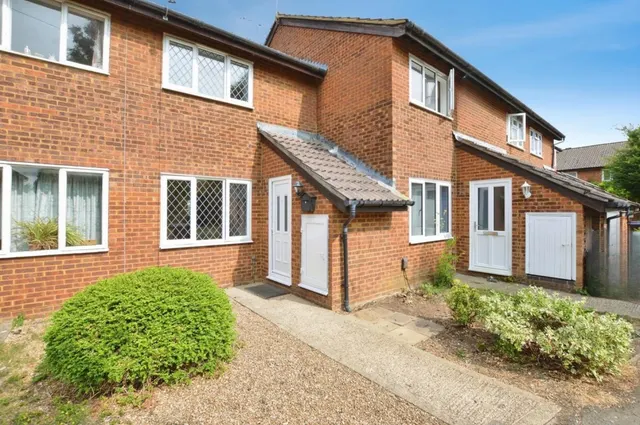 Hamble Walk, Woking, Surrey, photo 1