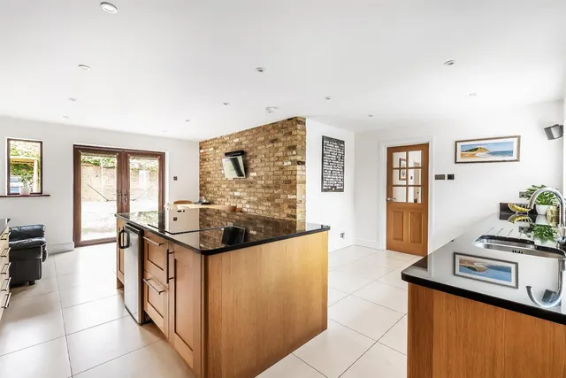Milton Way, Fetcham, KT22, photo 3