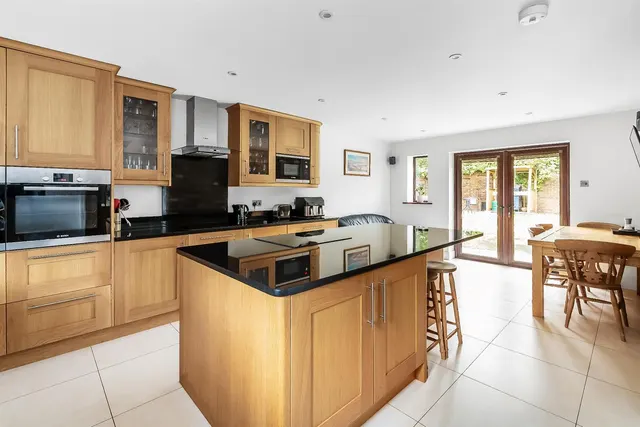 Milton Way, Fetcham, KT22, photo 2