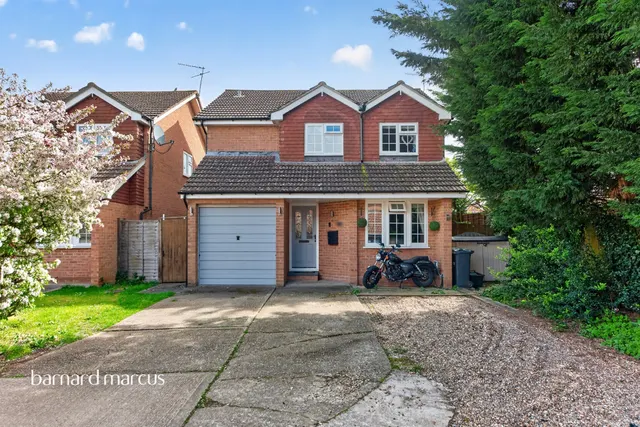 Mayfield Close, REDHILL, photo 1