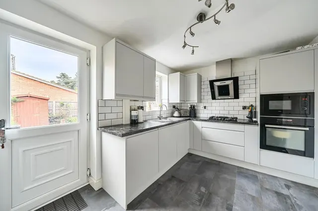 Percheron Drive, Knaphill, GU21, photo 2