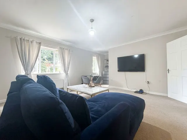 Roberts Way, Cranleigh, GU6, photo 2