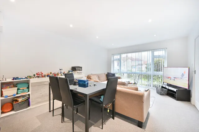 185 Whitton Avenue East, Greenford, photo 1