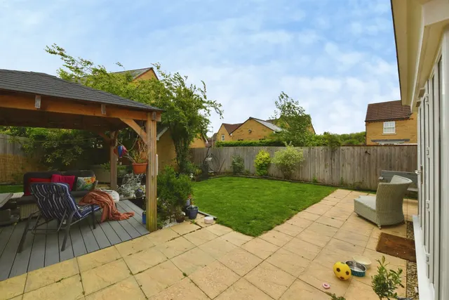 Photo 2 — Westons Piece, DEVIZES