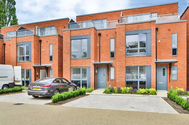 5 bedroom house — Lakenheath Close, Manchester, M20