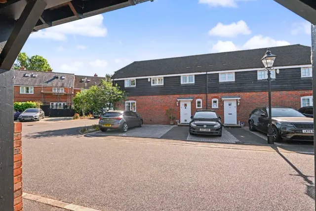London Road, Aston Clinton, Aylesbury, Buckinghamshire, HP22 5GW, photo 1