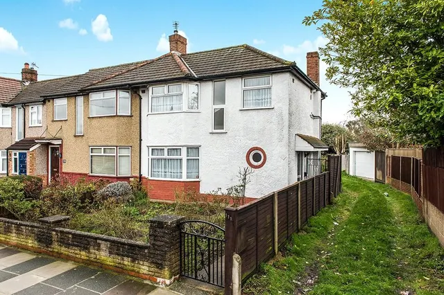 Hall Farm Drive, Whitton, TW2, photo 1