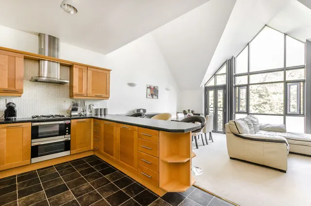 Photo 2 — Flat 6, 61 Putney Bridge Road, London