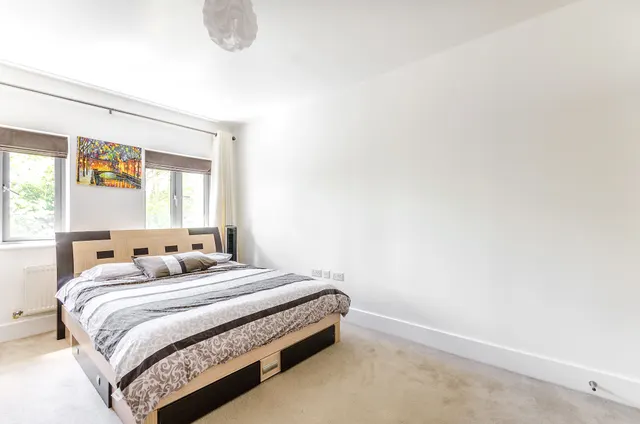 Photo 3 — Flat 6, 61 Putney Bridge Road, London