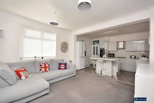 Photo 3 — Harrow Drive, Hornchurch, RM11