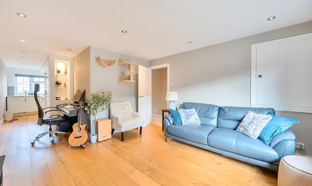 Photo 3 — Delaporte Close, Epsom, KT17