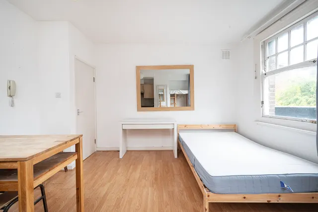 Photo 2 — Flat 5, 1b Clarence Place, London