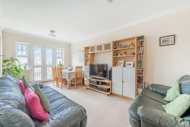 77 Rose Bates Drive, London, photo 1