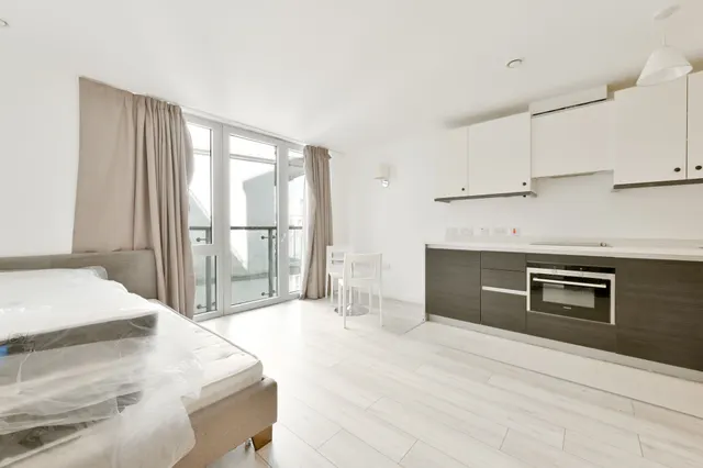 Flat 17, Quadrant Court, Empire Way, Wembley, photo 1