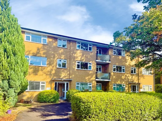 2 bedroom flat, Cambridge Road West, Farnborough, GU14