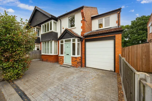 Roebuck Lane, Sale, M33, photo 1